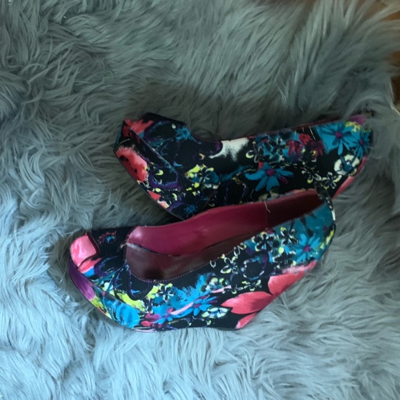 Multi color wedge - Picture 1 of 3